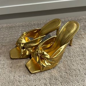 Brand new Schutz metallic gold heels . Perfect condition. Size US 8